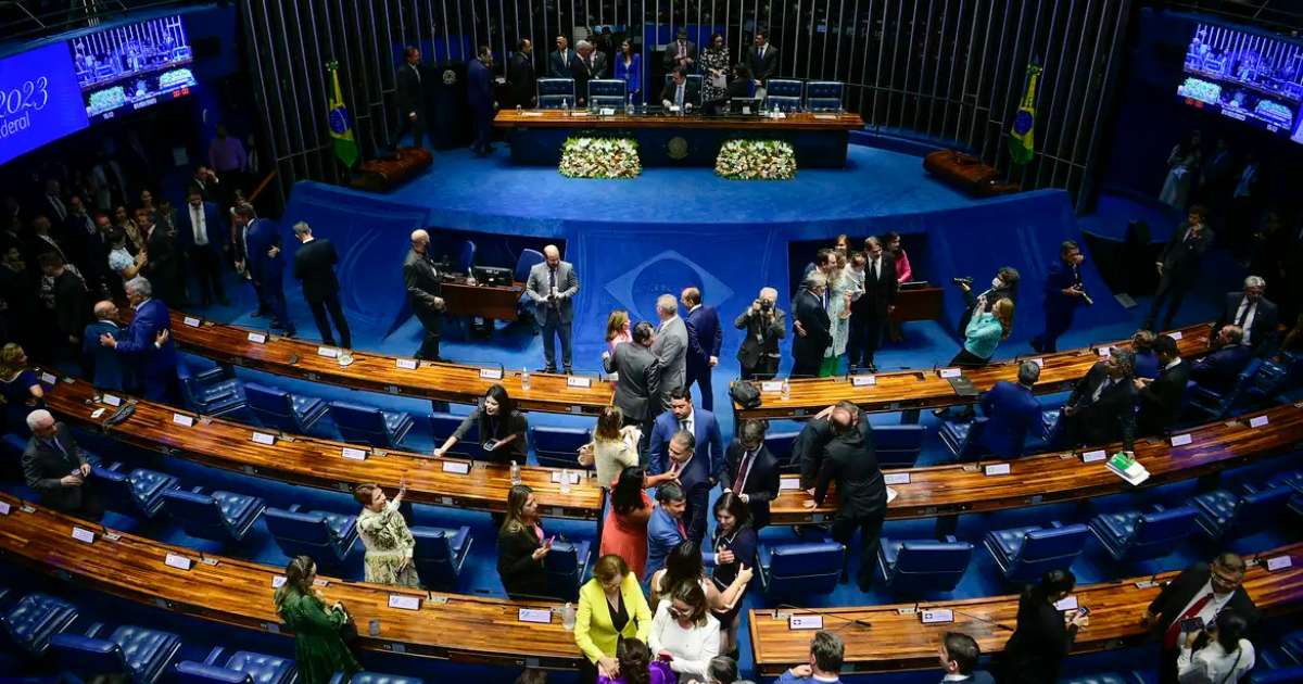 Comissão do Senado aprova fim da escala 6×1 e redução da jornada de trabalho
