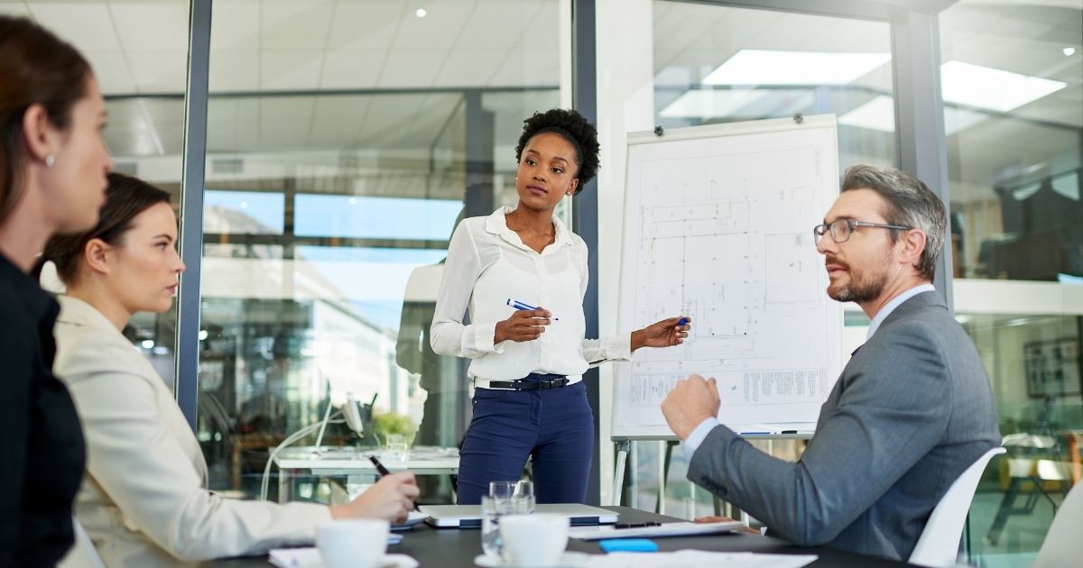 Liderança feminina avança, mas desigualdades ainda marcam a trajetória