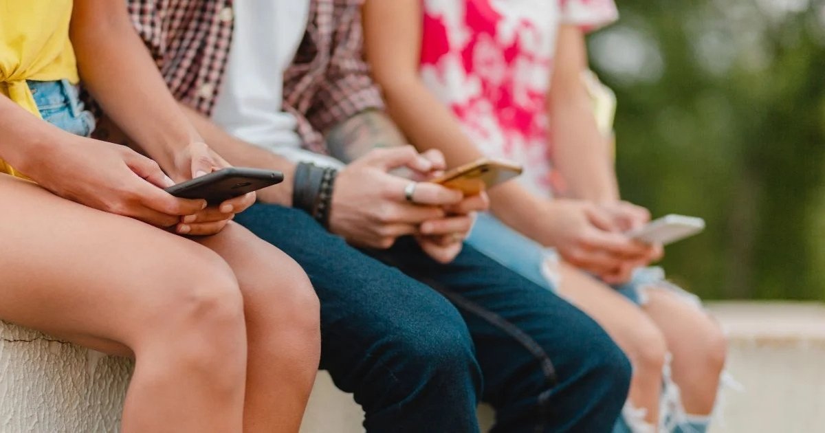 Reino Unido fará teste de restrições de redes sociais entre adolescentes