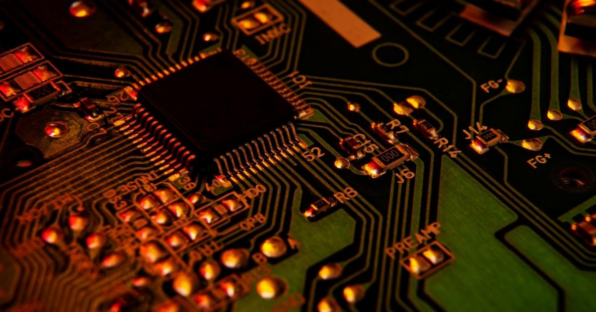 Governo dos EUA bloqueia envio de máquinas a fabricante chinesa de chips