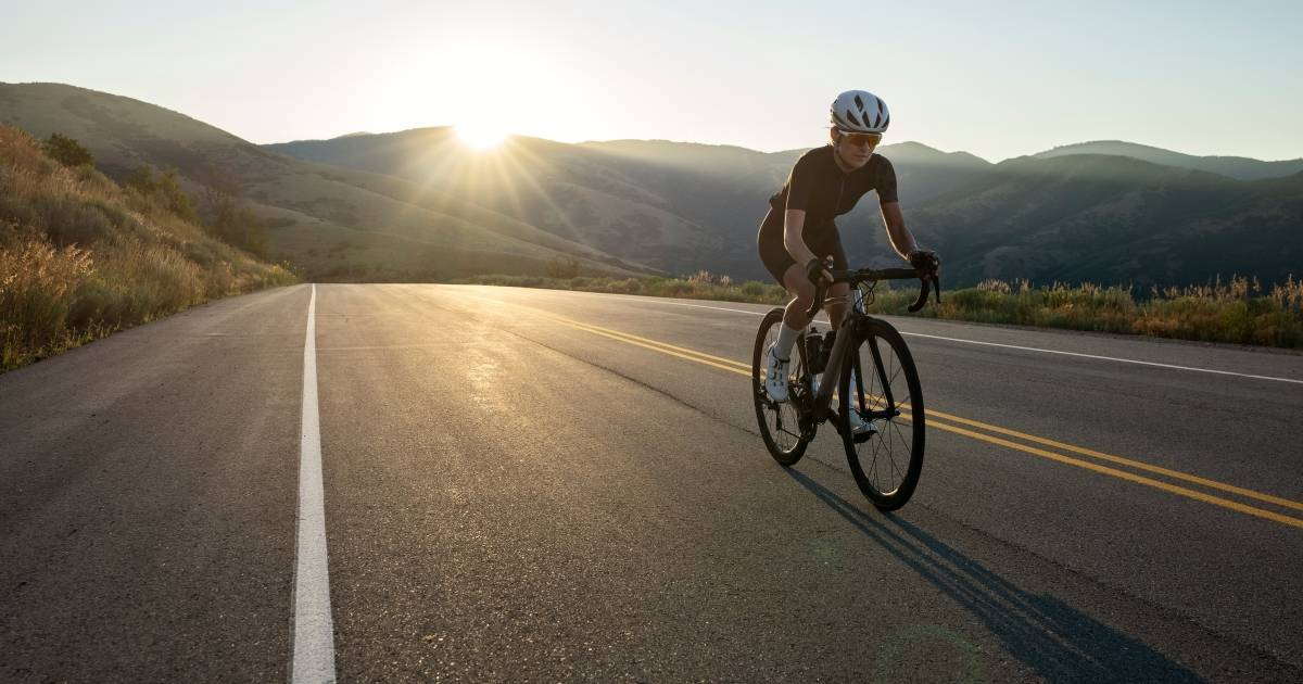 Empresa francesa cria traje de ciclismo ‘inteligente’ com airbag que não afeta desempenho