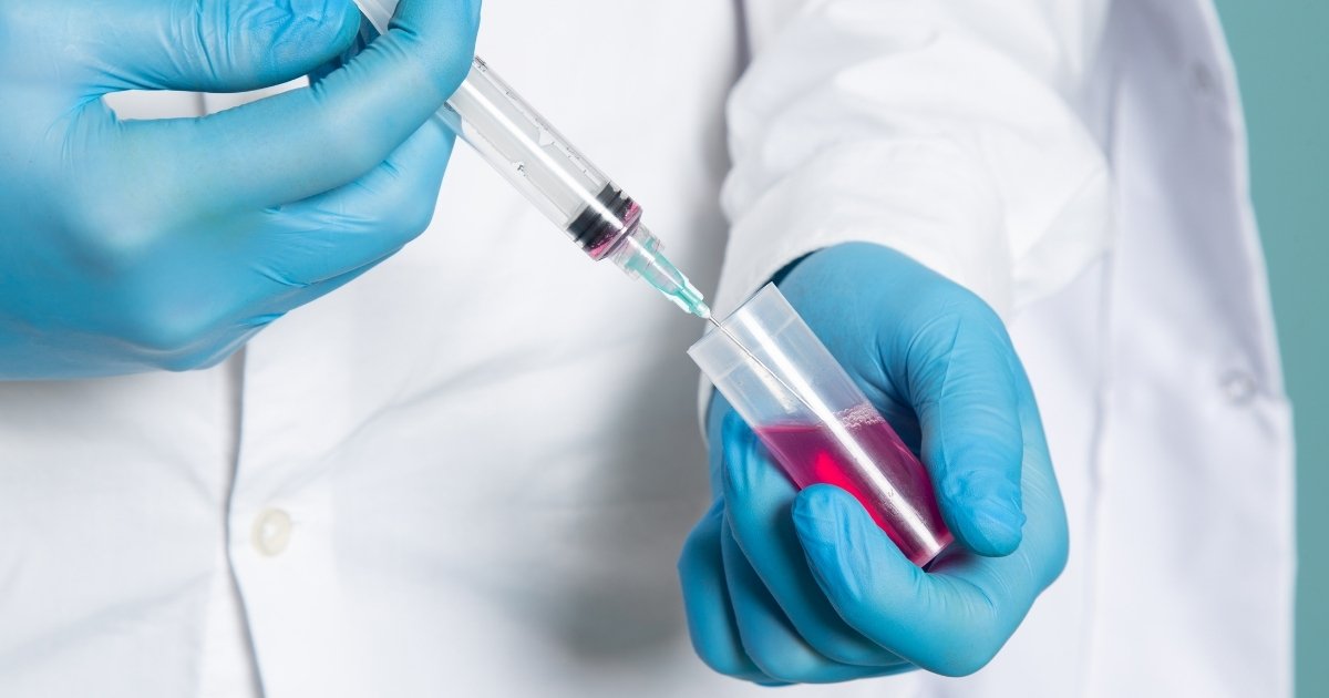 Homem é curado do HIV após transplante com células do irmão