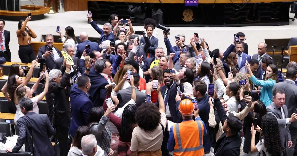 Deputados aprovam fim da escala 6×1 e redução da jornada