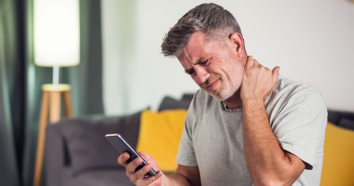 O celular está transformando nosso corpo? Entenda os riscos reais